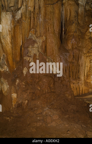 Dh BARRANC DE BINIGAUS MENORCA Stalactites et stalagmites insided gorge calcaire cave Banque D'Images