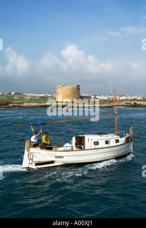 dh Isla El Lazareto MAHON MENORCA bateau traditionnel de style Menorcan entrant dans le port de Mao bateau à moteur tour défensive personnes Banque D'Images