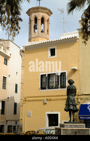 Dh Plaça Colon MAHON MENORCA Petite fille statue et Esglesia de Santa Maria church beffroi Banque D'Images