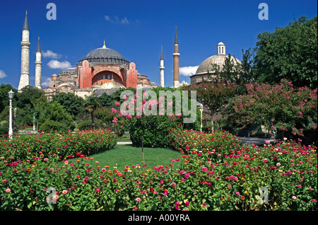 Les jardins de fleurs l'Ayasofya Camii Cathédrale Sainte-Sophie une église byzantine transformée en mosquée Istanbul Turquie Banque D'Images