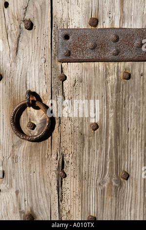 Porte en bois d'origine pour le milieu Bailey le château de Chepstow Wales UK Banque D'Images