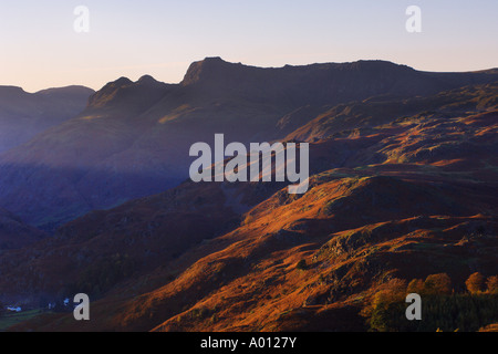 Soirée d'automne des pistes de Loughrigg est tombé vers l'Langdale Pikes Banque D'Images