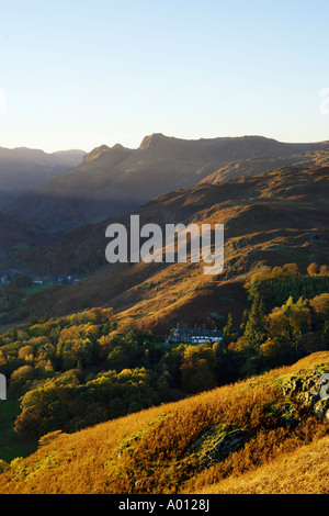 Soirée d'automne des pistes de Loughrigg est tombé vers l'Langdale Pikes Banque D'Images