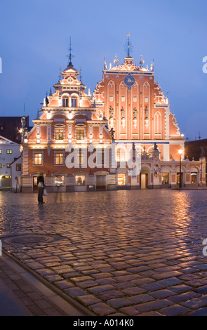 La Maison des Têtes Noires à Riga au crépuscule Banque D'Images