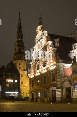 Maison des Têtes Noires et St Peter s'église de nuit Riga Lettonie Banque D'Images