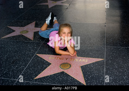 Petite fille de cinq ans allongé près de Britney Spears Star Hollywood Walk of Fame sur Hollywood Boulevard à Hollywood Highland Avenue Banque D'Images