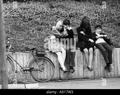 Les Beatles, concert à Essen, Ruhr, Salle Grugahalle, 1966, 1960, 1960, Angleterre, Londres, Grande-Bretagne, groupe de pop britannique, de la musique, musicien, groupe, la musique pop, chanteurs, des jeunes en attente d'entrée, les jeunes, filles et garçons, jeune couple, location, bi Banque D'Images