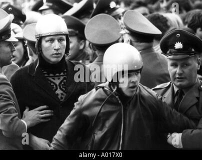 Les Beatles, concert à Essen, Ruhr, Salle Grugahalle, 1966, 1960, 1960, Angleterre, Londres, Grande-Bretagne, groupe de pop britannique, de la musique, musicien, groupe, la musique pop, chanteurs, des jeunes en attente d'entrée, les jeunes, les garçons, veste en cuir, un casque de moto Banque D'Images