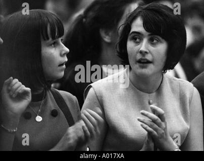 Les Beatles, concert à Essen, Ruhr, Salle Grugahalle, 1966, 1960, 1960, Angleterre, Londres, Grande-Bretagne, groupe de pop britannique, de la musique, musicien, groupe, de musique populaire, les chanteurs, les jeunes de la salle Grugahalle, foule de spectateurs, jeunes gens, jeunes filles, adolescents, teenag Banque D'Images