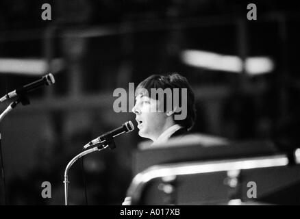 Les Beatles, concert à Essen, Ruhr, Salle Grugahalle, 1966, 1960, 1960, Angleterre, Londres, Grande-Bretagne, groupe de pop britannique, de la musique, musicien, groupe, la musique pop, chanteurs, Paul McCartney, B&W, noir et blanc, photographie noir et blanc Banque D'Images