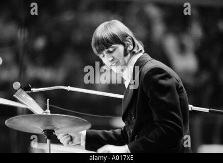 Les Beatles, concert à Essen, Ruhr, Salle Grugahalle, 1966, 1960, 1960, Angleterre, Londres, Grande-Bretagne, groupe de pop britannique, de la musique, musicien, groupe, la musique pop, chanteurs, Ringo Starr, Batterie, B&W, noir et blanc, photographie noir et blanc Banque D'Images