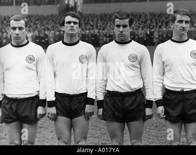 Football, championnat d'Europe 1968, tour de qualification, groupe 4, stade Rote Erde à Dortmund, en 1967, l'Allemagne contre l'Albanie 6:0, l'équipe de l'Allemagne, une partie de l'équipe, f.l.t.r. Hoettges, Overrath, Patzke, Loehr, B&W, noir et blanc, photographie noir et blanc Banque D'Images