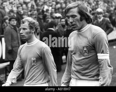 Football, Bundesliga 1970/1971 Borussia Moenchengladbach, contre 1. 1:1 FC Koeln, Boekelberg Stadium, Berti Vogts et Guenter Netzer laissant le champ, b&w, noir et blanc, photographie noir et blanc Banque D'Images