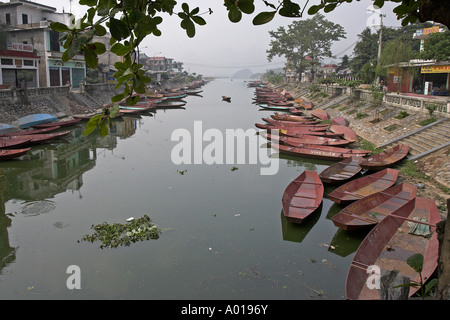 Bateaux sur la rivière Yen menant à la Pagode des parfums Vietnam Banque D'Images