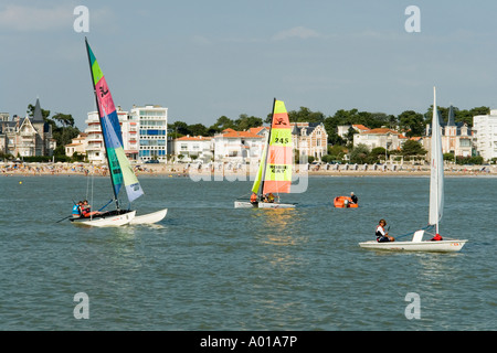 Hobie Cat et dériveur Laser au large de la grande plage de la Conque Royan Charente Maritime france Banque D'Images