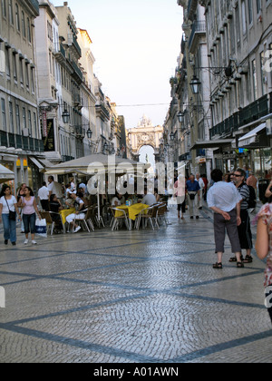 Café et la vie de la rue sur la Rua Augusta quartier de Baixa Lisbonne Portugal Banque D'Images
