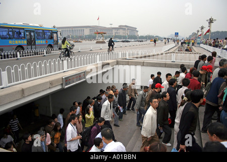 Foule émergeant de sous passent près de la cité interdite en Chine. Banque D'Images