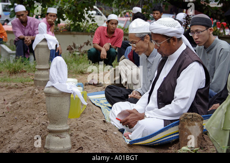 Les musulmans dans un salon funéraire en Malaisie. Banque D'Images