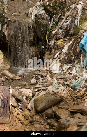 Déchets d'eau polluée sale avec du plastique usé et des vieux vêtements, un problème environnemental majeur en Inde, montrant une grave pollution des rivières et des déchets. Banque D'Images