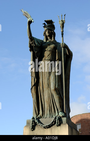 Crewe War Memorial Statue Place du Marché Crewe Cheshire England UK Banque D'Images