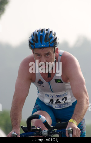 Mâle mature concurrent pendant l'épreuve de cyclisme du triathlon 2006 Wakefield Banque D'Images