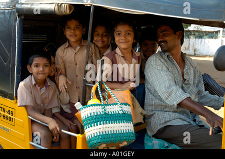 Enfants dans un tuk tuk , aller à l'école à Madurai, Inde, Asie Banque D'Images