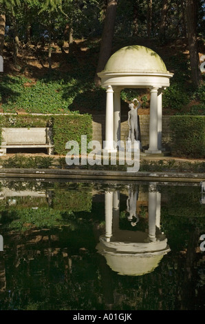 Statue de Bacchus dans la piscine du jardin, Compton Acres, Dorset, UK Banque D'Images