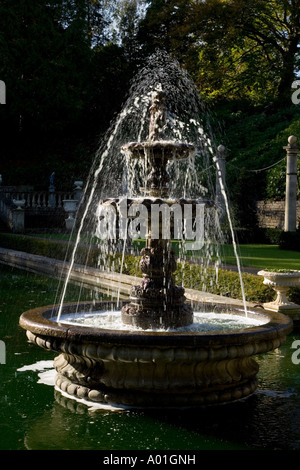 Fontaine dans le jardin à l'Italienne bassin ornemental, Compton Acres, Dorset, UK Banque D'Images