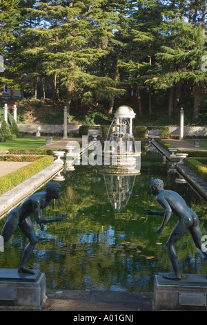 Le jardin à l'Italienne bassin ornemental, Compton Acres, Dorset, UK Banque D'Images