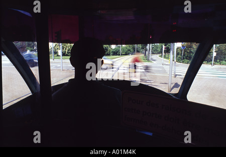 Silhouette de tram chauffeur en attente d'un passage à niveau. Strasbourg Alsace France. Banque D'Images