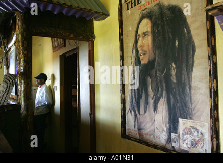 Une affiche de Bob Marley à la maison d'enfance et tombe du mémoire de la célèbre star du reggae Banque D'Images