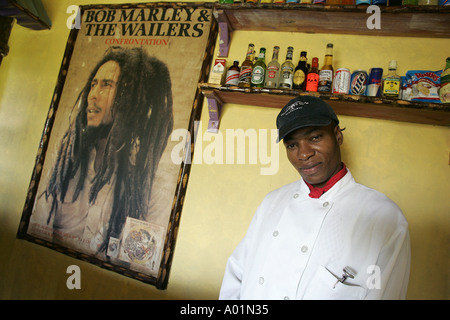 Restaurant chef est à côté d'un poster de Bob Marley à la maison d'enfance et tombe du mémoire de la célèbre star du reggae Banque D'Images