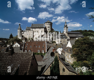 Burg Stolberg und Pfarrkirche St. Lucia, Blick über die Daecher der Stadt, Stolberg (Rheinland), Nordrhein-Westfalen, Vichtebachtal Banque D'Images