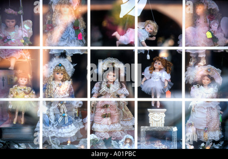 STORE fenêtre affichant des poupées en habits d'ÉPOQUE ET DE FANTAISIE LEAVENWORTH WASHINGTON USA Banque D'Images