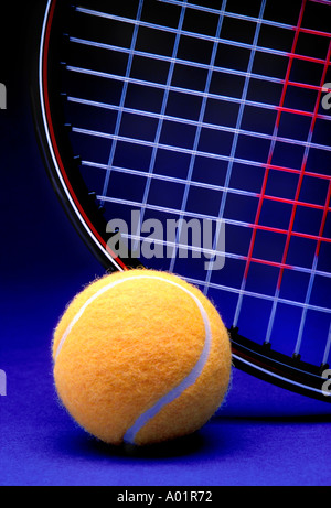 5238 balle de tennis et tennis racket Banque D'Images