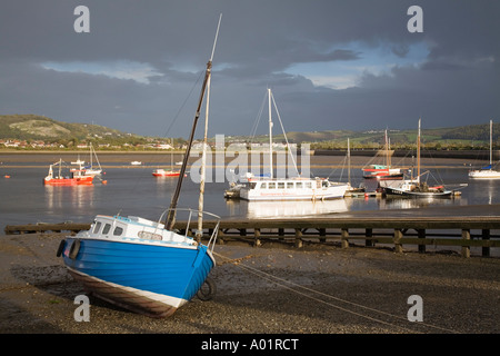 Bateau sur la rive avec des bateaux amarrés dans l'eau à marée basse sur l'estuaire de la rivière à moindre Gate Street quay. Le Nord du Pays de Galles Conwy Banque D'Images