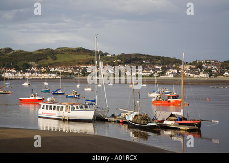 Les bateaux de pêche amarrés et l'estuaire de la rivière Conwy Quay sur le Nord du Pays de Galles Royaume-uni Grande-Bretagne Banque D'Images