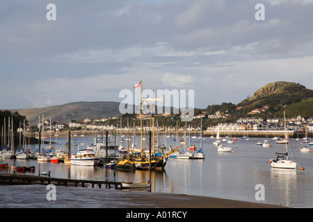 Les bateaux amarrés sur le quai de l'estuaire de la rivière à marée basse au nord du Pays de Galles Conwy Banque D'Images