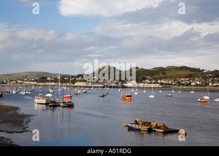 Les pêcheurs de moules sur la plate-forme de capture de déchargement avec bateaux amarrés sur l'estuaire de la rivière Conwy à marée basse. Le Nord du Pays de Galles Conwy UK Banque D'Images