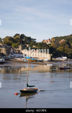 Vue sur l'estuaire de la rivière de la ville wall quay harbour bateaux amarrés au nord du Pays de Galles Conwy Banque D'Images