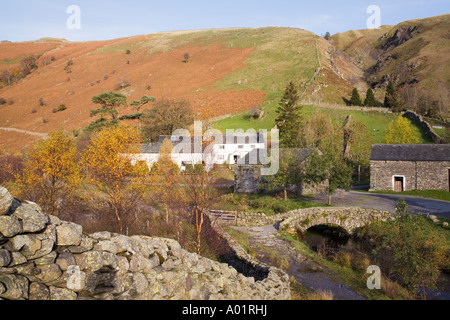 Vieux cheval de pierre pont sur Watendlath beck dans Parc National de Lake District Watendlath, Cumbria, Angleterre, Royaume-Uni, Grande Bretagne. Banque D'Images