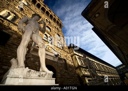 À la recherche jusqu'à la réplique du David de Michel-Ange, le Palazzo Vecchio, à l'extérieur de l'automne, Florence, Italie Banque D'Images