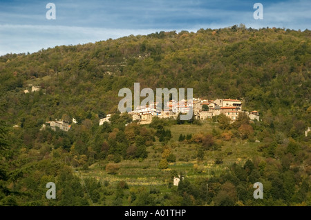 Petit village sur la Colline, Automne, Vallico Sopra, Italie Banque D'Images