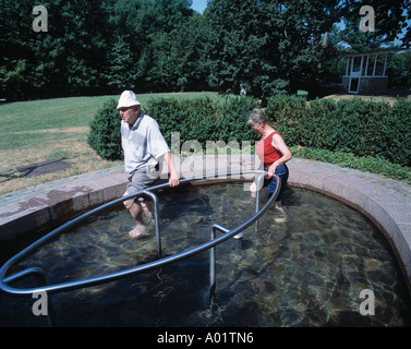 D-Bad Mergentheim, Tauber, Bade-Wurtemberg, jardins du spa, de l'eau cure, cure Kneipp, les patients prenant un traitement de l'eau Banque D'Images