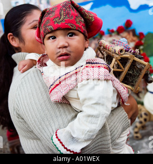 La mère et le jeune enfant bébé habillé comme Juan Diego le jour du Virgin Festival au Mexique Banque D'Images