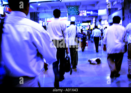 Rush hour foule indienne de gens allant accueil à Bombay city Banque D'Images