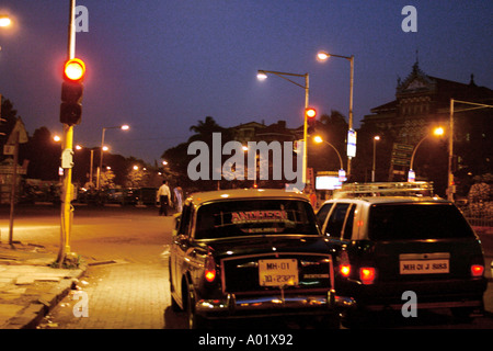Scène de rue en soirée avec deux taxis Bombay Inde Banque D'Images
