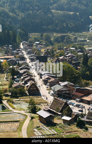 Fermes traditionnelles dans le style Gassho-zukuri. Village historique de Shirakawa-go. La préfecture de Gifu. Le Japon Banque D'Images