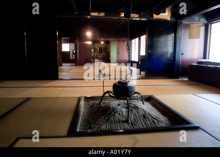 Salle à manger avec cheminée et sanctuaire d'accueil sur l'arrière. Le Musée folklorique de la vieille famille Tôyama. La préfecture de Gifu. Le Japon. Banque D'Images
