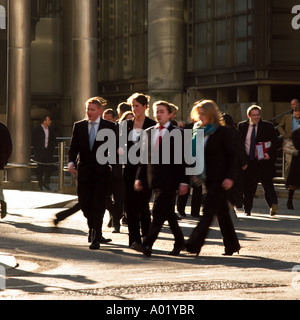 Les travailleurs de la ville à l'extérieur de la Lloyds London England UK Banque D'Images